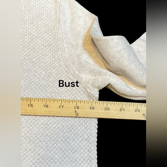 Banana Republic Cream Textured Sweater ruffled cuffs size large - Picture 3 of 5